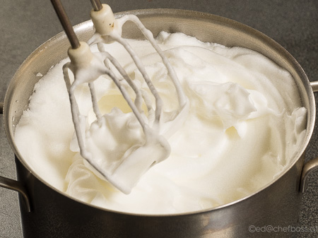 EISCHNEE SCHLAGEN 1) Die Eier sollten kalt, also aus dem Kühlschrank sein. 2) Beim Trennen der Eier aufpassen, dass kein Eidotter zum Eiklar für den Schnee kommt, nur 1 Tropfen und der Eischnee fällt zusamm!n. TIPP: Die Eiklar einzeln in ein Kaffeehäferl trennen, wenn‘s erfolgreich war, das Eiklar in die Schlagschüssel. 3) Immer eine Prise Salz zum Eiklar geben, der Schnee wird fester und steifer! EISCHNEE UNTERHEBEN Unterheben unter die restliche Masse solltet ihr mit einem Schneebesen und mit sehr viel Gefühl machen! Zu heftiges Mixen oder Unterrühren treibt die vorher mühsam in den Schnee eingeschlagene Luft wieder aus dem Eischnee! Mixer auf langsamster Stufe geht aber im Notfall auch!
